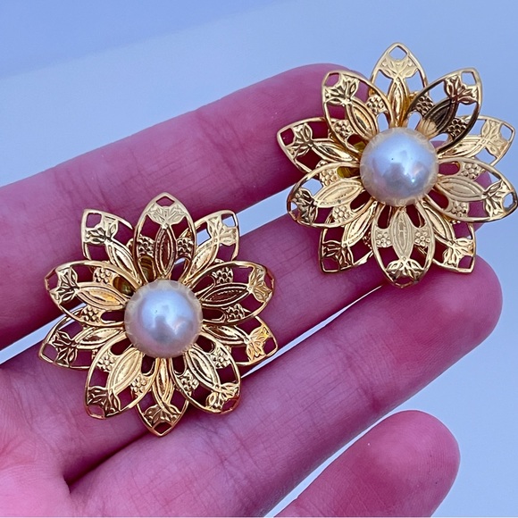 Vintage Gold Tone Faux Pearl Spring Floral Coquette Oversized Fairycore Earrings - Picture 8 of 8